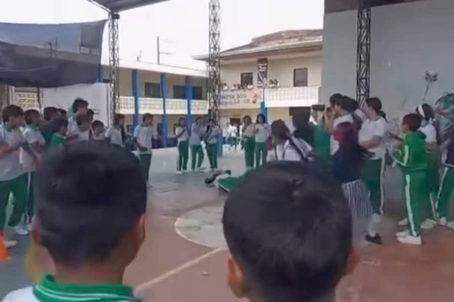 La pelea entre los estudiantes fue grabada y compartida en redes sociales.