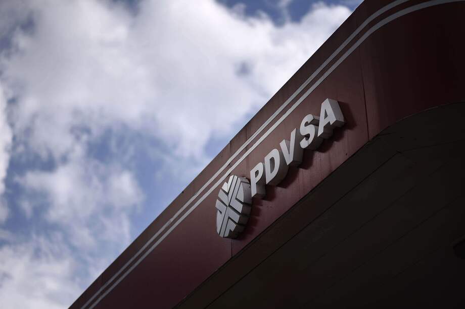 PDVSA está recurriendo a otros países en busca de combustible. / Bloomberg News.
