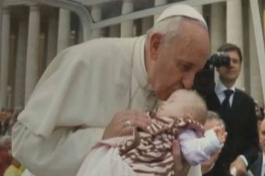Esta fotografía reposa en la vivienda de la familia como recuerdo y, según ellos, prueba del "primer" milagro del Papa Francisco.