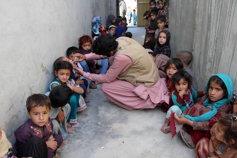 Niños reciben la vacuna contra la polio durante una campaña en Kandahar, Afganistán, que busca inmunizar a más de 10 millones de menores de cinco años.