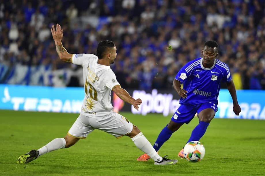 Carlos Darwin Quintero tiene la función de conectar a los defensas azules con los atacantes. Es el organizador de Fabián Bustos. En la foto se ve como elude a Bryan Urueña, extremo de Águilas.