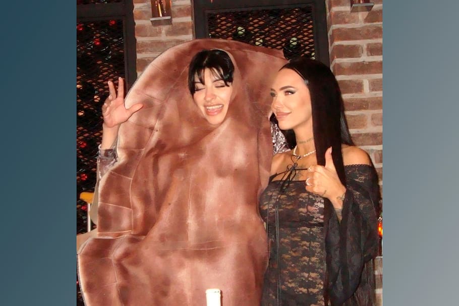 Cazzu y La Joaqui comparten los momentos más significativos. Aquí la ex de Nodal, vestida de empanada, celebró el cumpleaños de su amiga, a quien la une una historia de lágrimas, pero también de solidaridad.