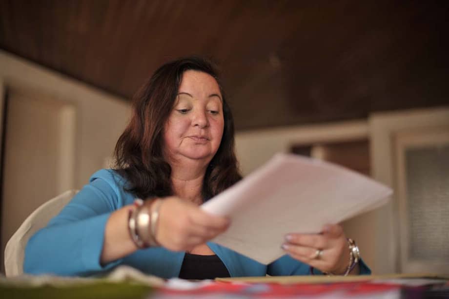 Yolanda Córdoba, madre de Andrés Guavita, muestra con indignación las cartas del Icetex. / Andrés Torres - El Espectador