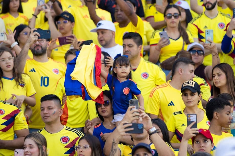 La afición por el fútbol refleja cómo el entretenimiento en Colombia se trasladó cada vez más al entorno digital y al celular.