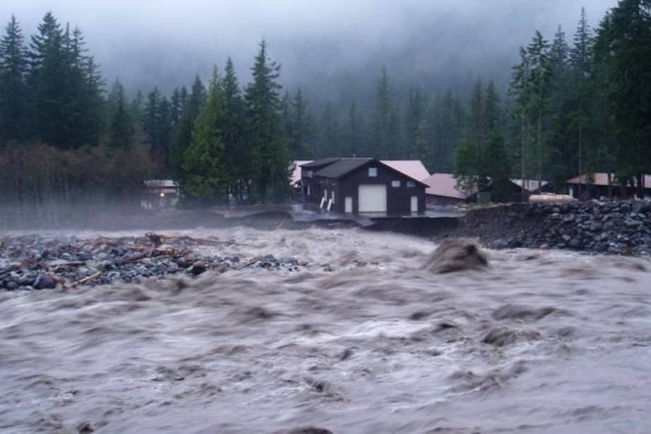 Durante la inundación de 2006, el furioso río Nisqually erosionó sus orillas, socavando los cimientos de los edificios en Longmire, en el Parque Nacional de Mount Rainier (Washington, Estados Unidos). / National Park Service
