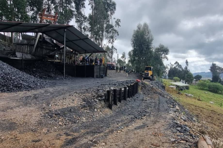 Varias personas trabajaban en una mina subterránea para producir carbón mineral, sin contar con permiso alguno.
