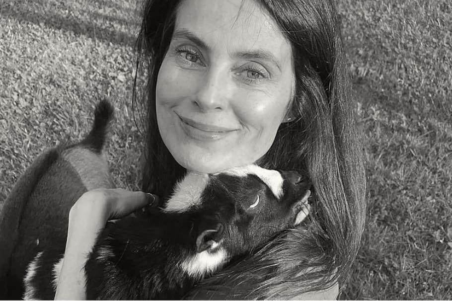 Dayle Haddon, supermodelo y actriz canadiense. Durante los últimos años se alejó de los lentes para desempeñarse como voluntaria en diferentes procesos sociales con población vulnerable.