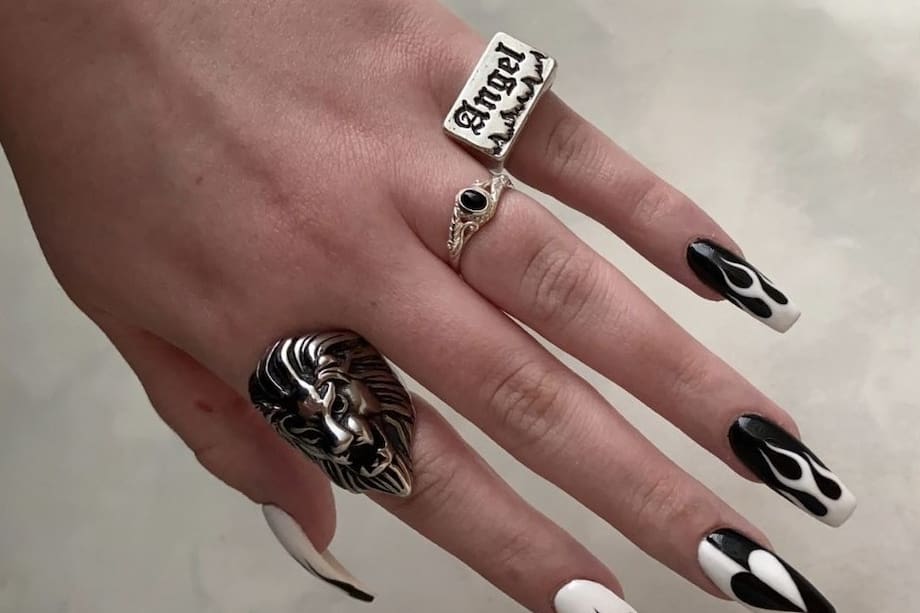 Las flamas son un diseño atemporal que agrega un toque audaz a tus uñas.