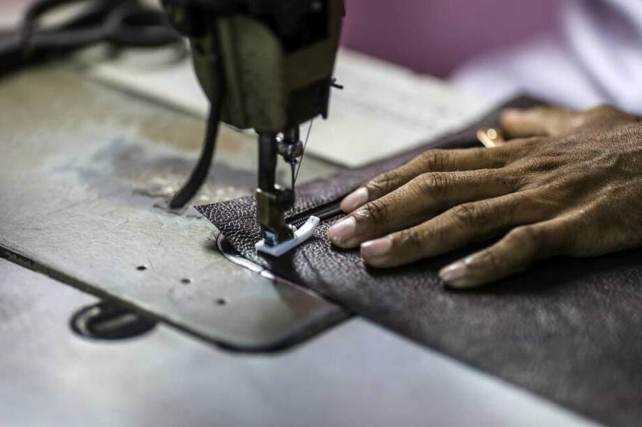 La actividad más golpeada fue fabricación de artículos de viaje, bolsos de mano y artículos similares en cuero. / Bloomberg