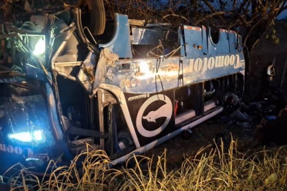 El bus terminó vocado a un lado del camino.
