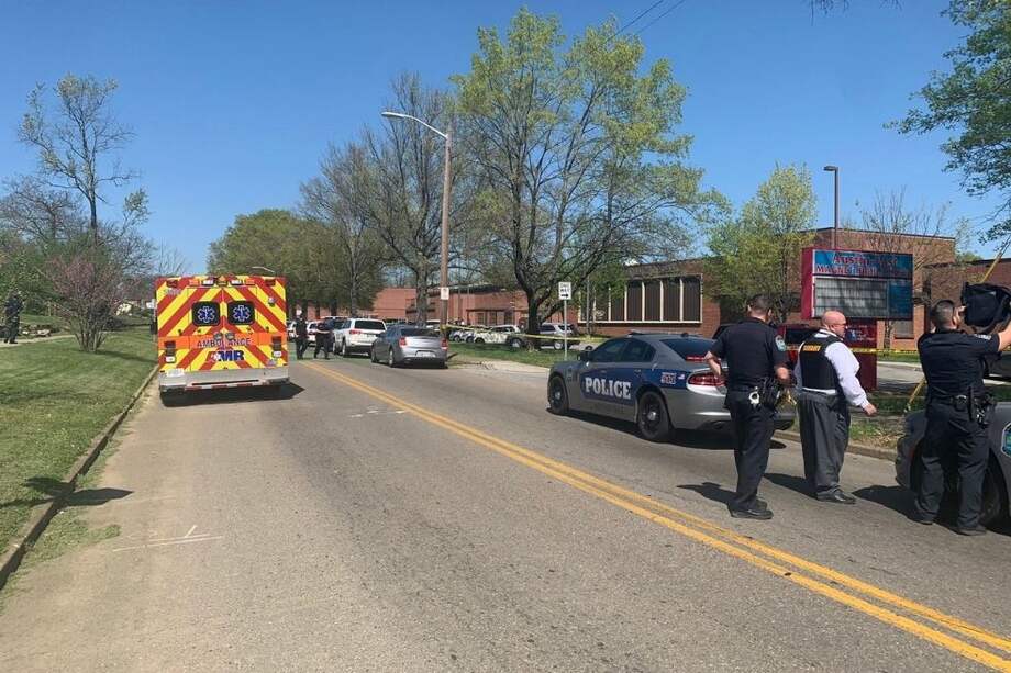 La policía de Knoxville patrulla las afueras del Austin-East Magne, instituto de educación secundaria que fue escenario de un tiroteo el 12 de abril.