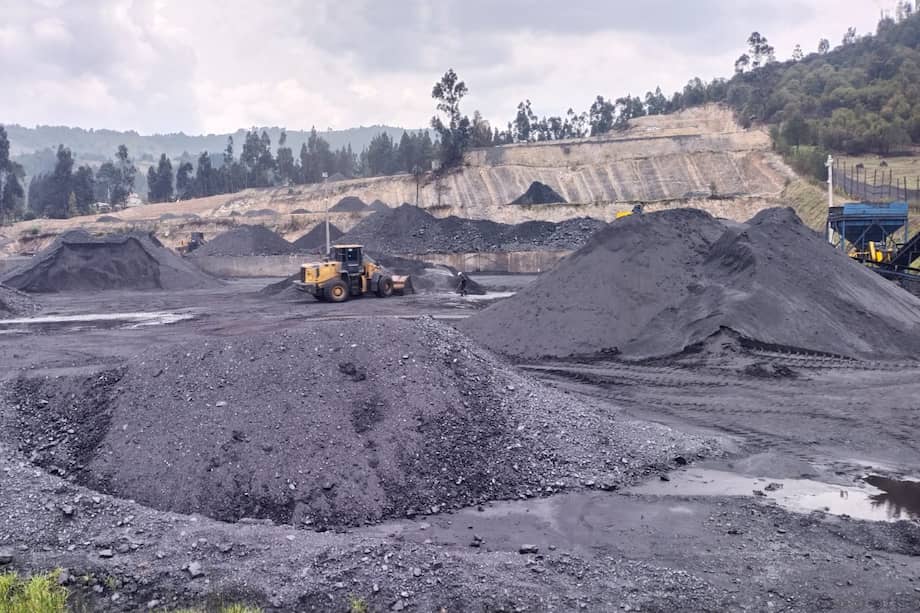 La zona intervenida presenta afectaciones directas a los recursos suelo, aire, agua y flora.