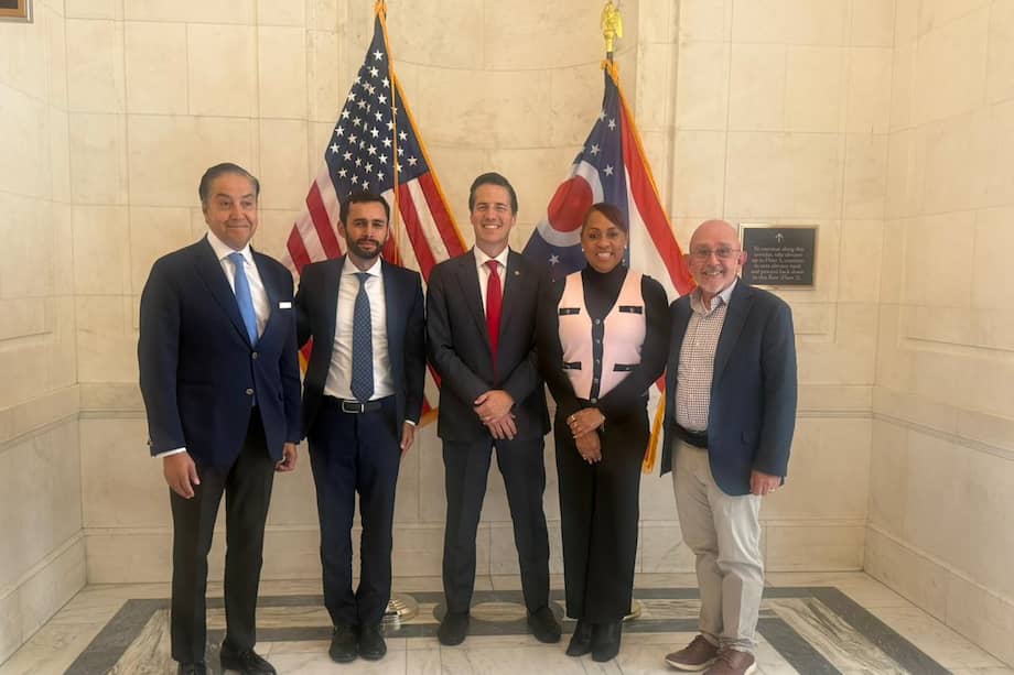 El senador de EE. UU. Bernie Moreno (centro) se reunió con los representantes José Jaime Uscátegui (segundo de izq. a der.) y Marelen Castillo (cuarta de izq. a der.)