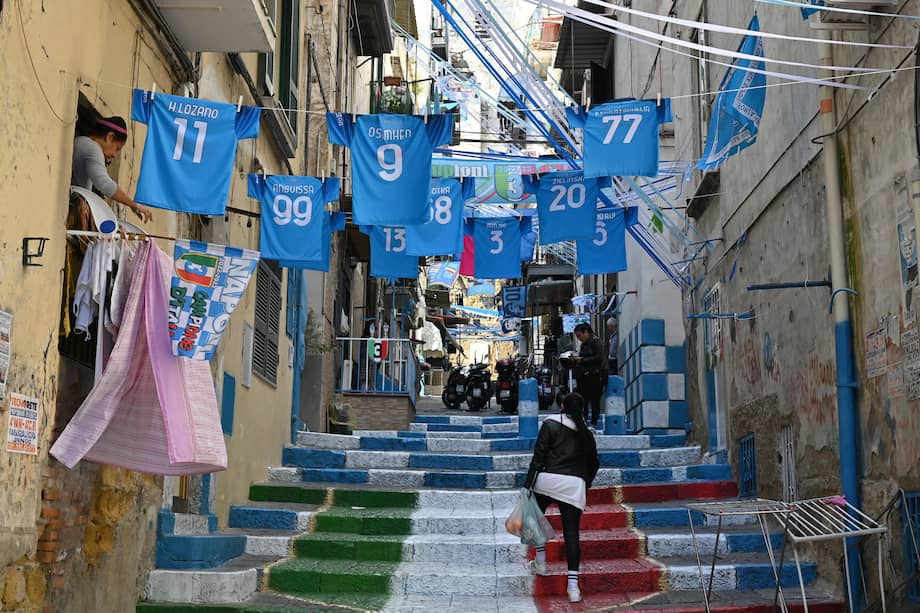 Banderas, pancartas, camisetas con los nombres de los jugadores y una escalera pintada decoran el distrito Quartieri Spagnoli el 24 de marzo de 2023 en Nápoles, mientras la ciudad se prepara para su posible primera victoria en el Scudetto en 33 años.