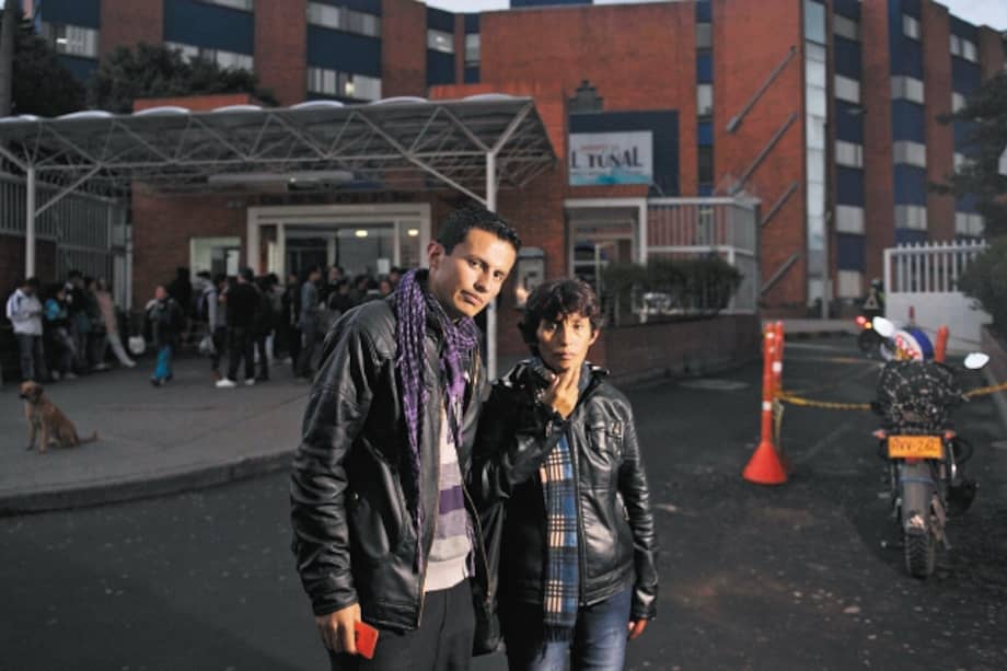 María Eva Vanegas, la madre, y Alexánder Rodríguez, el hermano, visitan a diario a Miguel Ángel Barbosa en el hospital El Tunal. / Andrés Torres - El Espectador