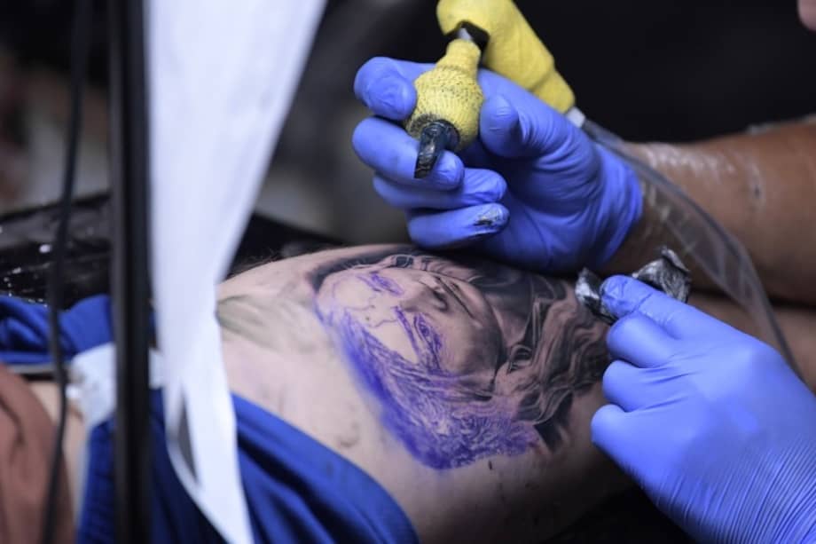 El caso puso bajo la lupa los controles sobre los servicios de tatuaje a domicilio y las condiciones en las que se realizan estos procedimientos.