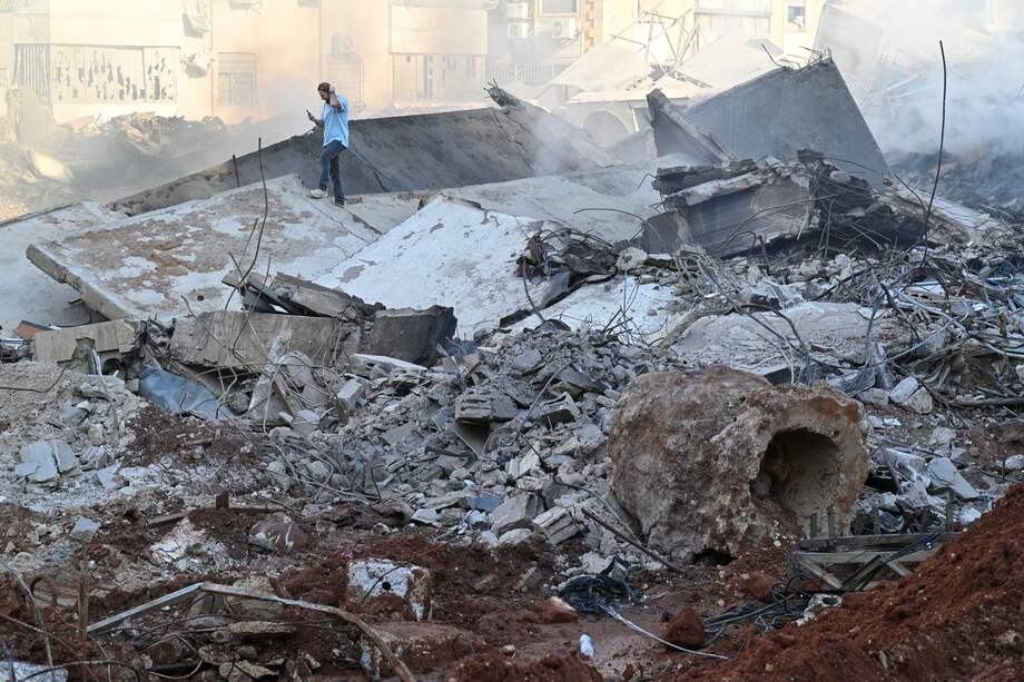 Un hombre inspecciona los edificios destruidos en el barrio de Haret Hreik, en los suburbios del sur de Beirut, tras los ataques militares israelíes en Beirut, Líbano, el 29 de septiembre de 2024.