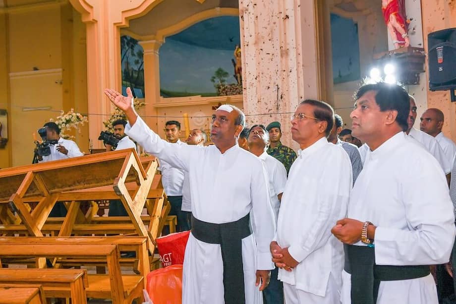 El presidente de Sri Lanka, Maithripala Sirisena (c) visitó la iglesia de San Sebastián, en Negombo, dos días después de que fuera bombardeada. / AFP