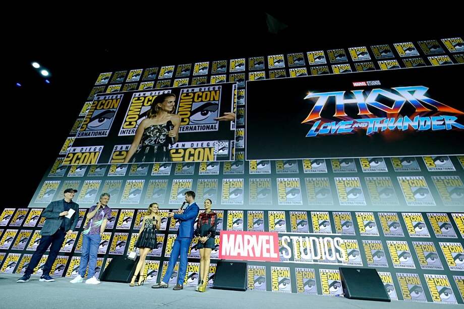 El presidente de Marvel Studios Kevin Feige, elirector Taika Waititi, Natalie Portman, Chris Hemsworth y Tessa Thompson durante la presentación de "Thor: Love and Thunder" en Comic-Con de San Diego 2019.