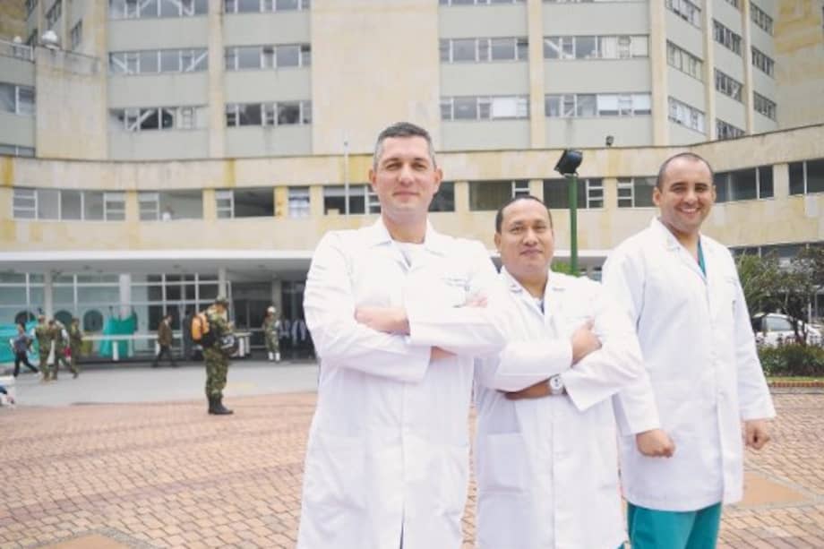 De izquierda a derecha: coronel Carlos Arias, cirujano; Héctor Manuel Orjuela, médico ortopedista, y Hans Fred García, anestesiólogo. / / Cristian Garavito - El Espectador