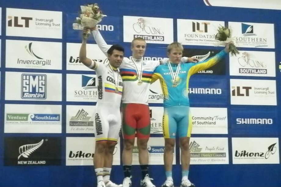 Parra (izq.) lloró en el podio luego de recibir la presea de plata. /Fedeciclismo