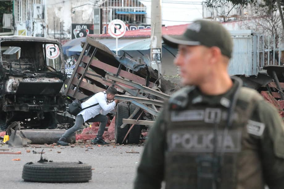FOTODELDÍA AME5020. CÚCUTA (COLOMBIA), 01/08/2026.- Policías inspeccionan el lugar donde ocurrió un atentado terrorista este sábado, en Cúcuta (Colombia). Al menos ocho policías y otras tres personas resultaron heridas por la explosión de un vehículo bomba cerca del comando de la Policía del Departamento de Norte de Santander, en la ciudad colombiana de Cúcuta, fronteriza con Venezuela, que fue seguida de otras detonaciones. EFE/ Mario Caicedo