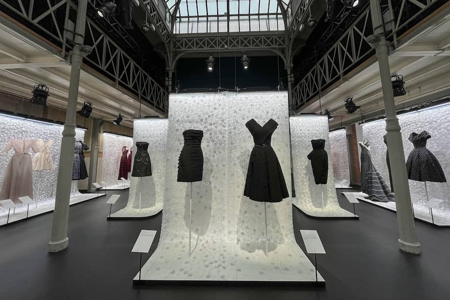 La Fundación Azzedine Alaïa abrirá este lunes las puertas de la segunda de las dos exposiciones organizadas en París en la recta final de este año para ilustrar la relación entre el modisto francotunecino y la casa Dior, una iniciativa que permite ver piezas del maestro del 'New Look' jamás expuestas. Si en noviembre fue la Galería Dior, ubicada en el histórico número 30 de la calle Montaigne que ahora sirve de museo, la que invitó a descubrir un centenar de piezas nunca antes exhibidas -procedentes de los fondos que Alaïa fue coleccionando discretamente durante décadas- el turno ahora es de la Fundación Azzedine Alaïa, para revelar la influencia que tuvo Dior en sus propias creaciones. /EFE/ Nerea González