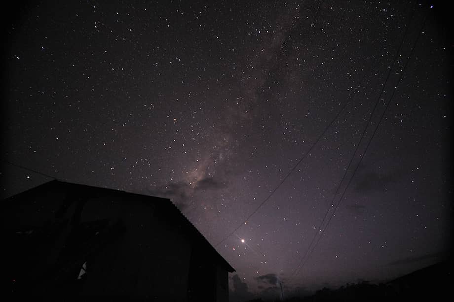 Imagen de referencia. Por este mismo fenómeno, es más fácil observar las estrellas en lugares despejados y alejados de las ciudades.
