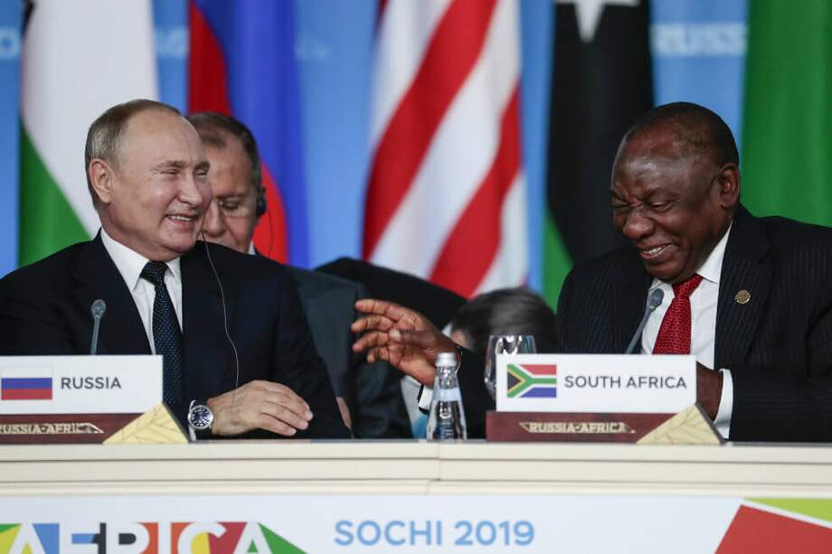El presidente ruso Vladimir Putin (izquierda) junto al presidente sudafricano Cyril Ramaphosa (a su derecha) en una reunión que convocó a 39 líderes africanos, en Sudáfrica. Allí, el líder del Kremlin cortejó a los mandatarios de la región para fortalecer las relaciones entre su nación y el continente. / AFP