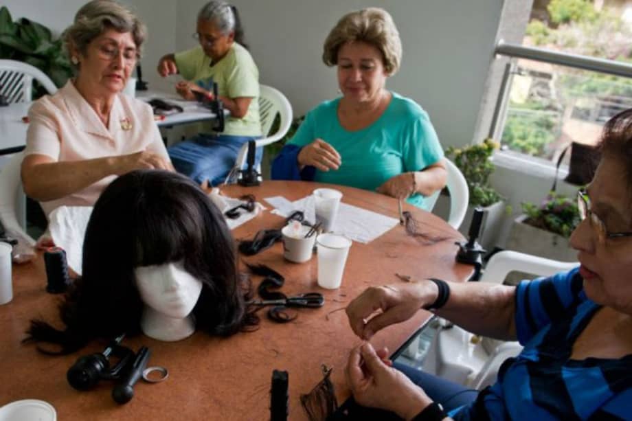 Sobrevivientes de cáncer tejen pelucas para otras pacientes en Cali