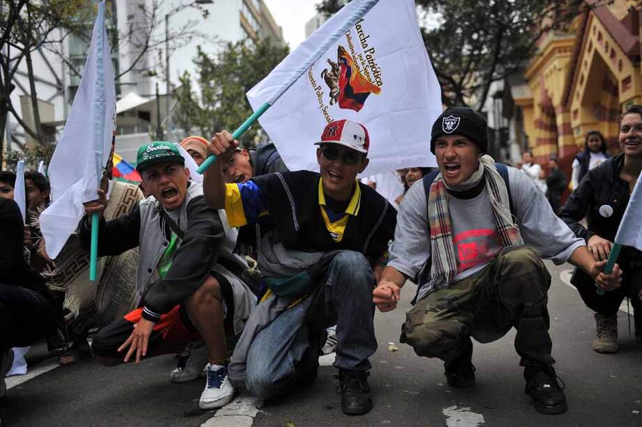 Un grupo de jóvenes que porta banderas de la Marcha patriótica salió el pasado jueves a apoyo a los campesinos en las movilizaciones de Bogotá. / Luis Ángel