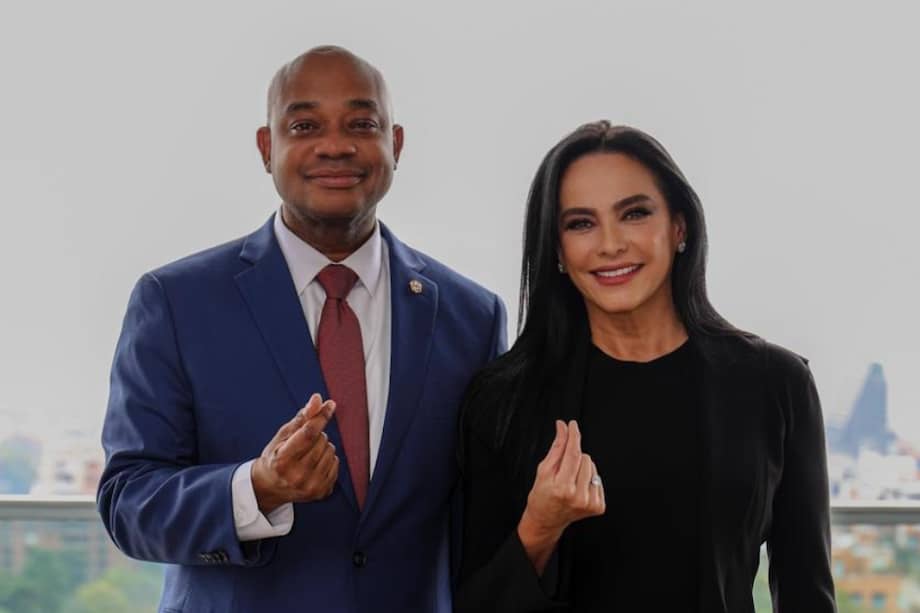 El excanciller Luis Gilberto Murillo anunció como su fórmula para la Vicepresidencia a Luz María Zapata.