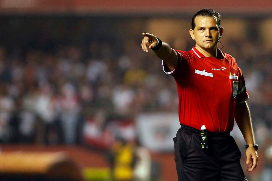 Carlos Amarilla comenzó su carrera arbitral internacional en 2004. AFP