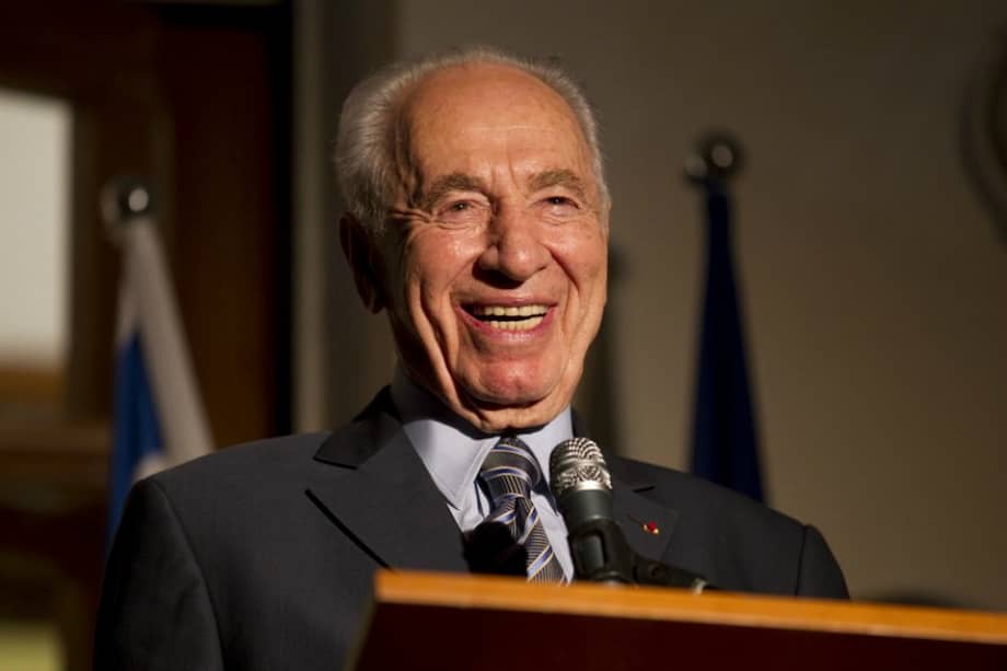 Fotografía de archivo de 2014: el expresidente Shimon Peres en un evento en la residencia del embajador francés en Tel Aviv. / AFP