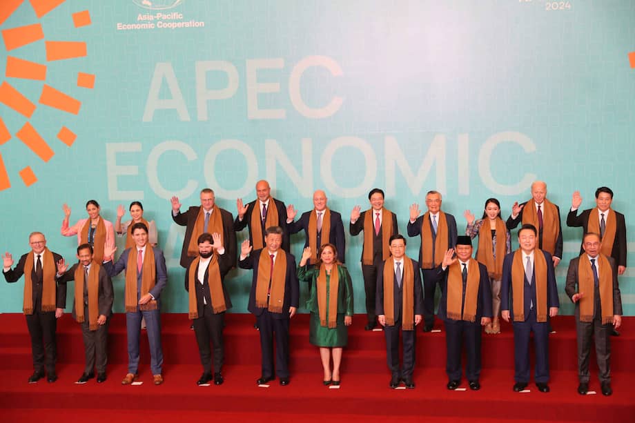Foto de grupo de los mandatarios de APEC a la que no pudo llegar el primer ministro japonés Shigeru Ishiba.
