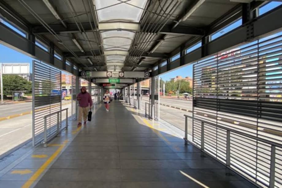 el contrato TMSA-LP-06-2024 comenzó a ejecutarse el 25 de febrero de 2025 y tenía un plazo de nueve meses para ejecutarse a cabalidad. El cronograma establecía que las puertas debían estar completamente instaladas a finales de noviembre del año pasado, sin embargo, a enero de 2026 las estaciones intervenidas siguen sin contar con estos dispositivos.