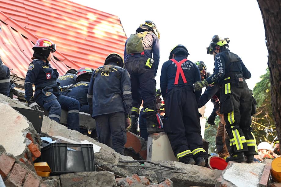 Labores de rescate en Cali, tras terremoto de 7,4 del 10 de agosto.