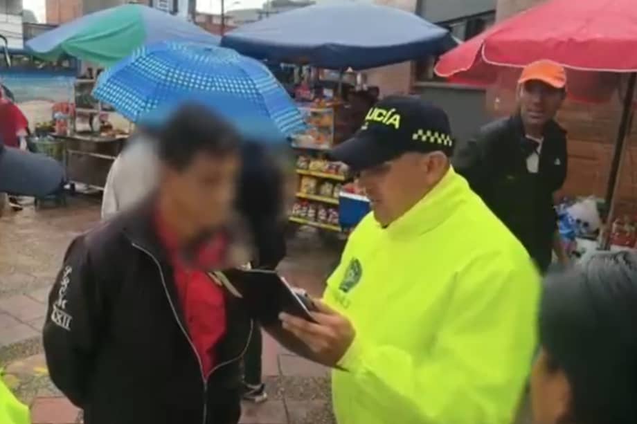 Tras investigar, las autoridades emitieron una orden de captura.