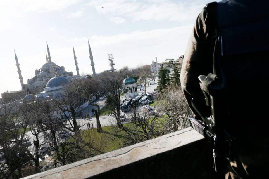 Un soldado turco vigila la Mezquita Azul, en Estambul, donde ocurrió el atentado suicida. / EFE