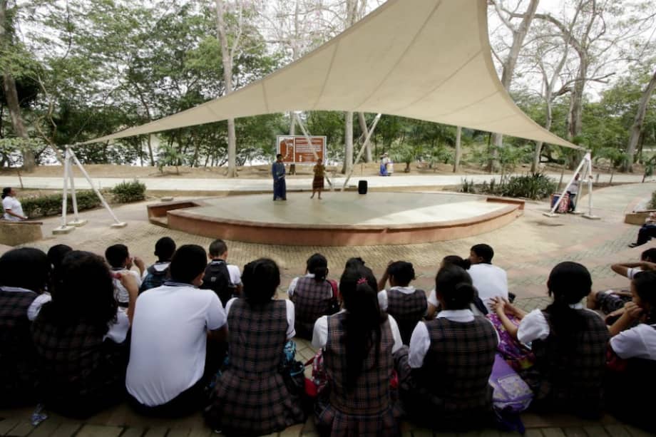 Estudiantes observan una obra de teatro en la recuperada ronda del río Sinú, en Montería (Colombia). En esta capital departamental se realiza el Primer Foro Global de Ciudades con Río 2015, en el que participan alcaldes de ciudades ribereñas que han hecho del río el eje central de la vida de la ciudad. / EFE/Ricardo Maldonado Rozo