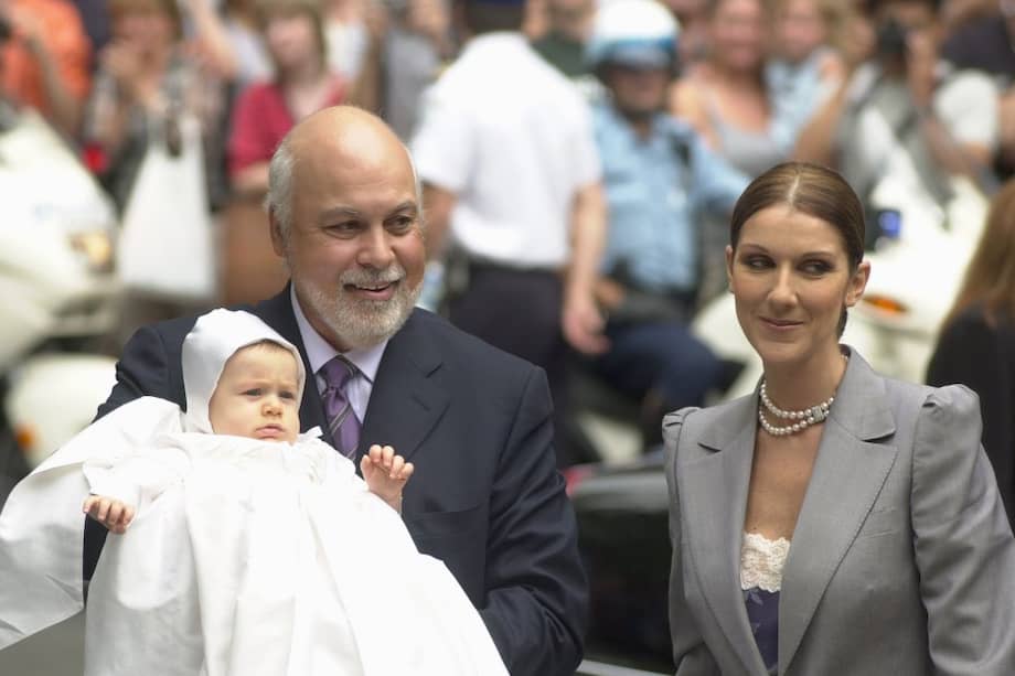 La estrella del pop Celine Dion se encuentra junto a su marido, René Angelil, quien sostiene a su bebé René-Charles. / AFP