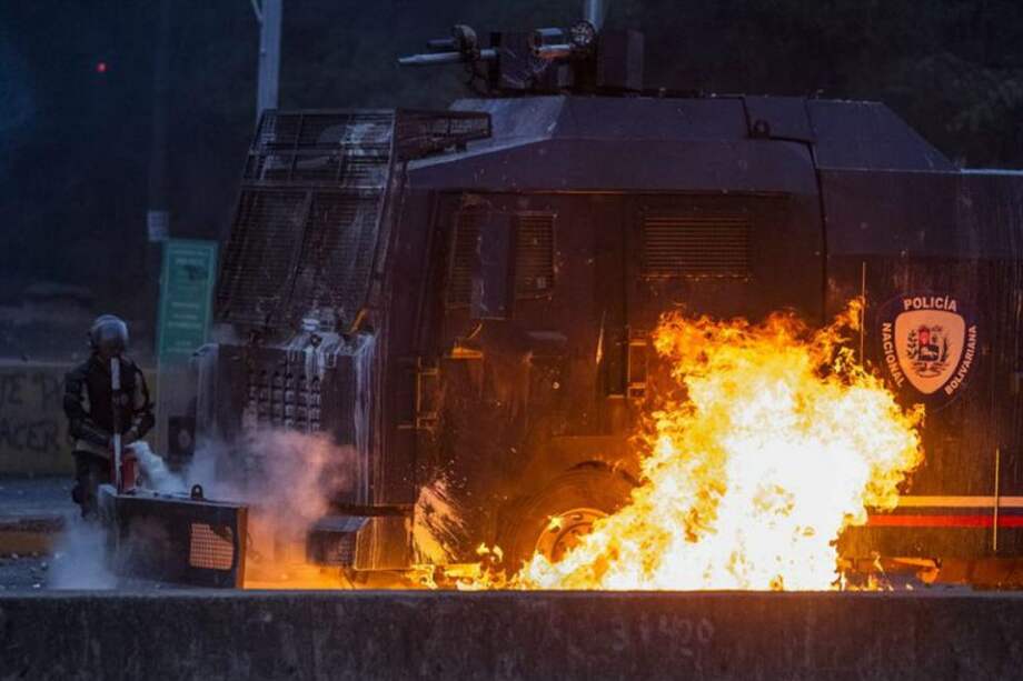 Miembros de la Policía Nacional Bolivariana (PNB) enfrentan a un grupo de manifestantes opositores al gobierno de Nicolás Maduro en una manifestación.