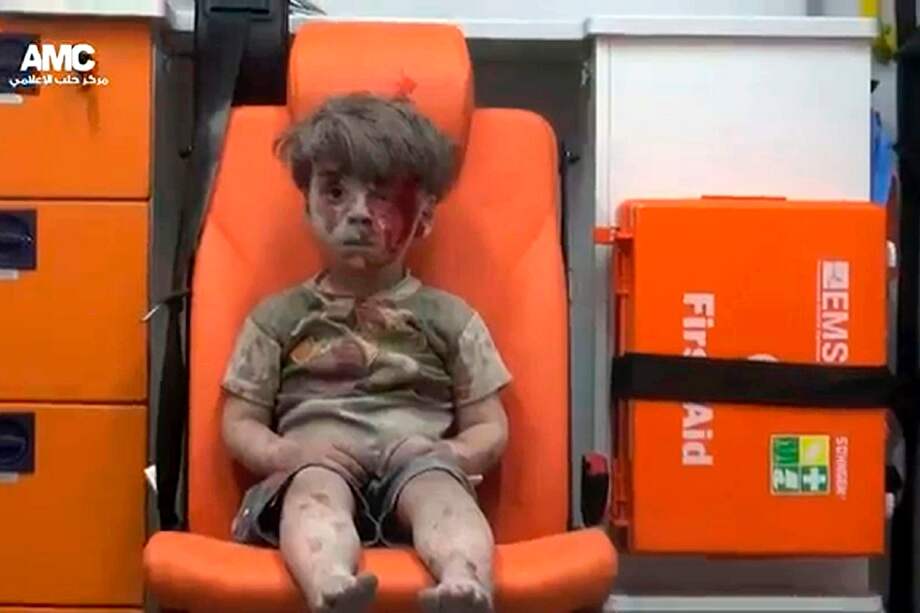 Una de los retratos que dejó el conflicto en 2016: el niño Omran Daqneesh, de cinco años, cubierto de polvo y sangre tras ser rescatado de las ruinas de un bombardeo en Alepo. / AFP