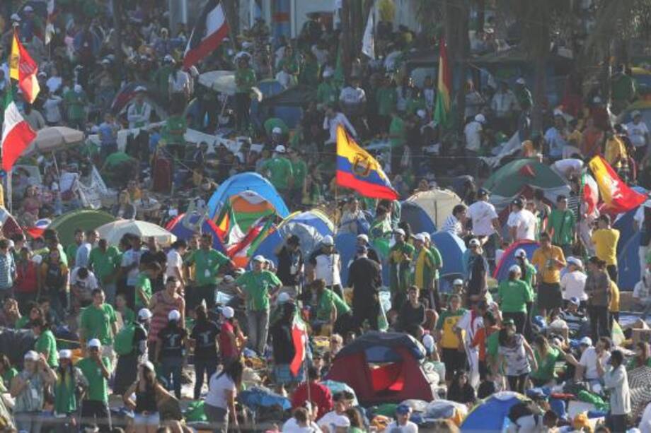 Jóvenes católicos realizan peregrinación por calles de Río de Janeiro