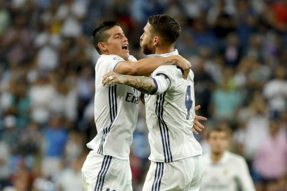 James Rodríguez y Sergio Ramos, futbolistas del Real Madrid. / EFE