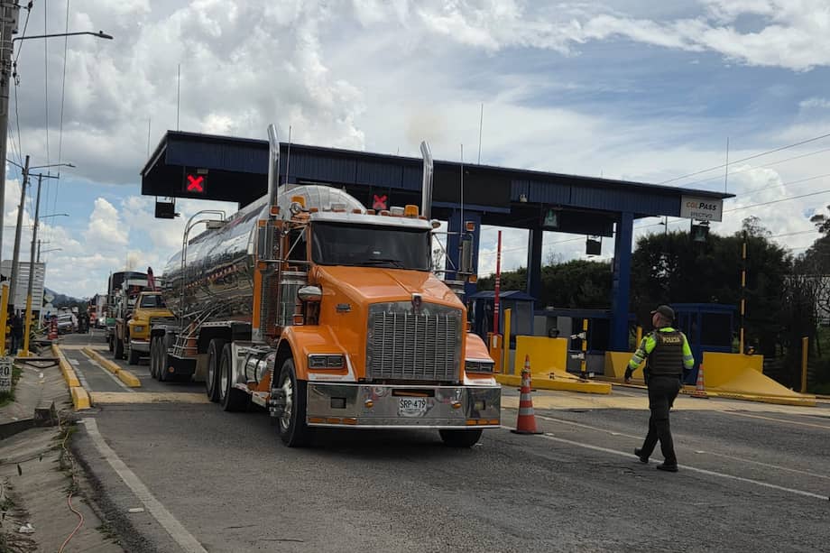 El gobernador de Cundinamarca, Jorge Emilio Rey Ángel, señaló que la apertura es temporal y dependerá del avance de las labores en el lugar. Además, indicó que se espera que, antes de la noche, pueda restablecerse completamente el tránsito en la vía.