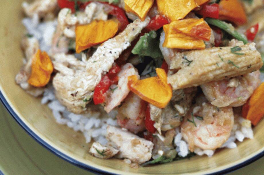 Pollo y camarón al wok en salsa de coco y mango