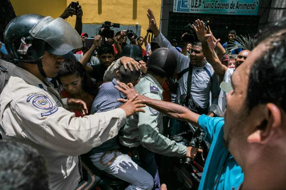 Choques entre opositores y oficialistas al frente del Palacio de Justicia en Caracas durante el juicio a López. / EFE