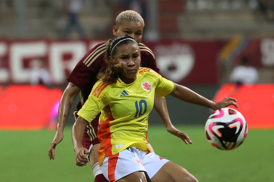 Leicy Santos porta la camiseta número 10 de la Selección Colombia de fútbol femenino y es considerada como una de las referentes del plantel.