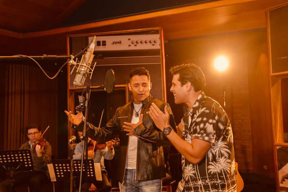 Beto Villa Jr. al lado de Jorge Celedón durante la sesión de grabación del tema "Soy tuyo". / Cortesía